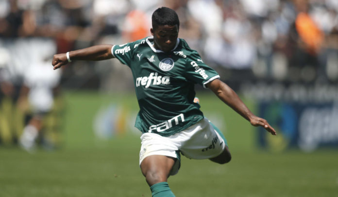 Endrick during a match between Corinthians and Palmeiras in 2022