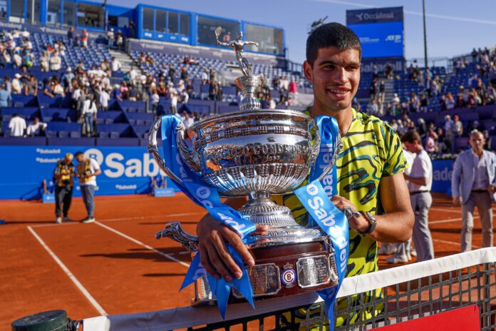 Carlos Alcaraz with the trophy Barcelona Open Banc Sabadell in April 2023